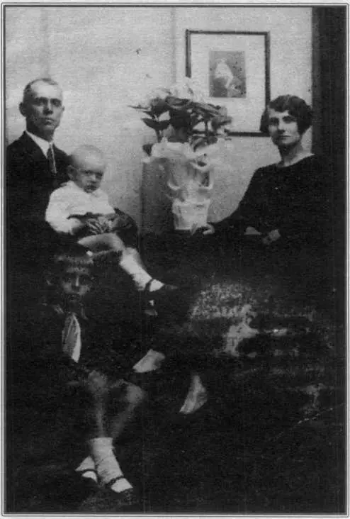 Іван Ремболович з дружиною та синами фото 1920 років фото з видання - фото 58