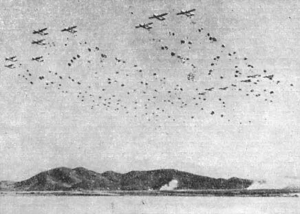 Рис 115 Военнотранспортные самолеты С119 и парашютисты 187й полковой - фото 124