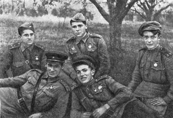 Комсомольские работники дивизии В первом ряду слева направо Н М Гладкий - фото 40