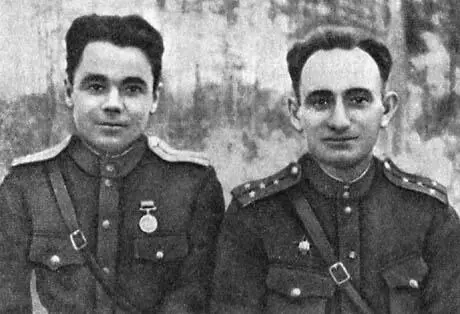 И С Литвиненко и Б Я Куксин Д И Власов С П Босалыга Б И Лу - фото 41