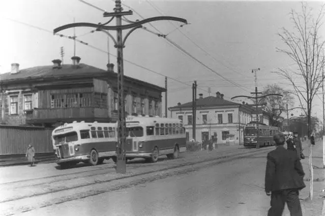 Конец 1950х Кроме автобусов примечателен костюм юноши дико мнущаяся ткань - фото 50