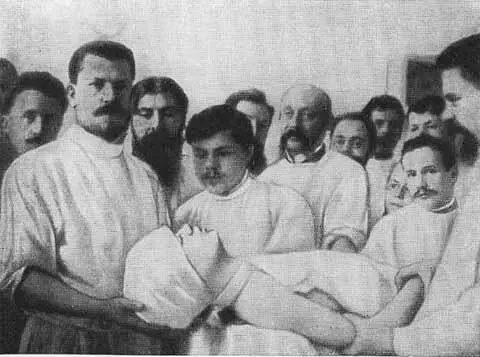 В М Бехтерев и Н А Вельяминов перед нейрохирургической операцией Журналы - фото 20