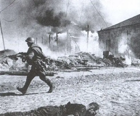 На улицах одного из белорусских городов во время боя Колонна немецкой - фото 62