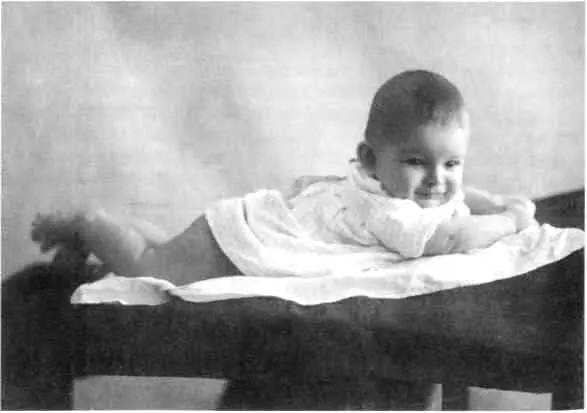 Аркадий Март 1926 г Батум Аркадий Стругацкий на руках у матери Март - фото 3