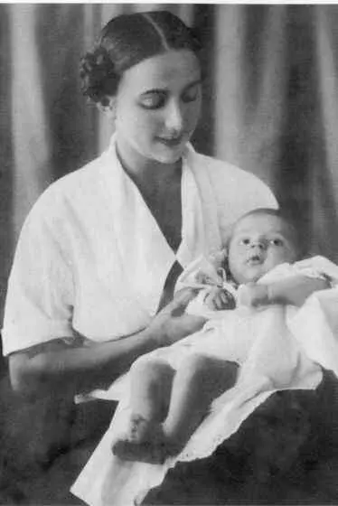 Аркадий Стругацкий на руках у матери Март 1926г Батум Аркадий Стругацкий - фото 4