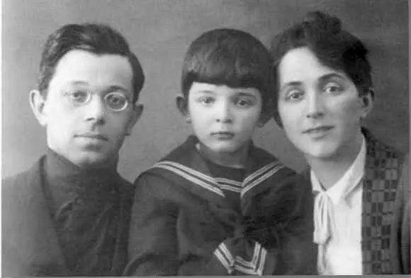 Аркадий Стругацкий с родителями Март 1930г Ленинград Аркадий и Борис - фото 5