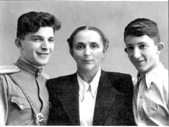Аркадий и Борис с мамой 28 августа 1948г Аркадий Стругацкий и сослуживцы - фото 8