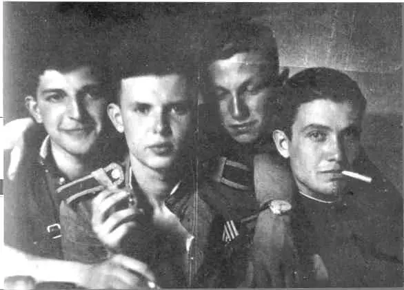 Аркадий Стругацкий и сослуживцы по ВИИЯКА Июль 1945г Москва Аркадий с - фото 9