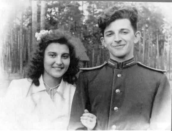 Аркадий с первой женой Инной в день свадьбы Август 1949 г на даче под - фото 10