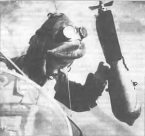 Британский летчик прицеливается по противнику Ноябрь 1914 г На флоте так - фото 16