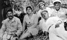 ИВ Сталин НС Аллилуева ЕД Ворошилова КЕ Ворошилов Сочи 1932 г - фото 6