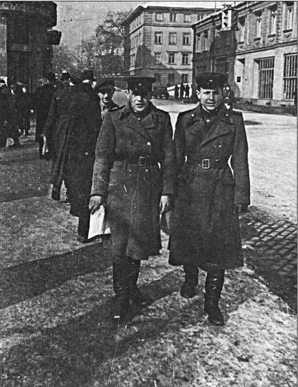 Радиоразведчики Ю Мажоров справа и Ф Попов на улице Софии Болгария 1946 - фото 11
