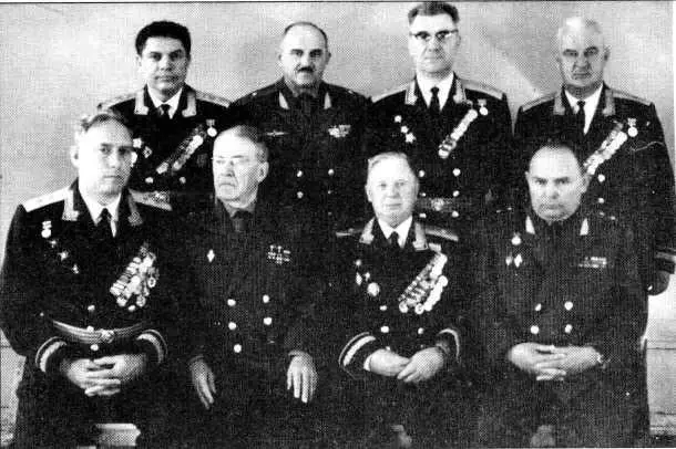 Слева направо сидят генералы Г Строилов А Шумский И Миронов В Чайка - фото 25