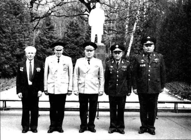 Генералырадиоразведчики слева направо В Руденко П Шмырев В Пожарский - фото 26