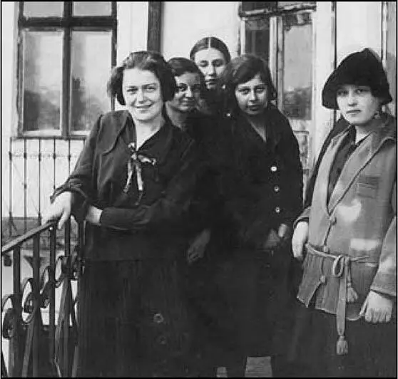 Ірина Вільде перша зліва в Коломиї у колі колеґжурналісток 1930і рр - фото 7