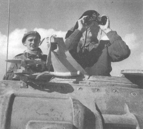 Командующий 8й армией генерал Монтгомери справа осматривает поле сражения из - фото 66