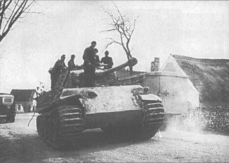 Танки Пантера PzKpfwV из 12й танковой дивизии СС Гитлерюгенд выдвигаются - фото 82
