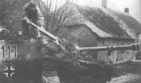Личный состав экипажа штурмового орудия StuG III с тактическим номером 111 - фото 85
