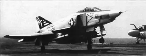 Разведчик RF4B авиации КМП садится на палубу авианосца Мидуэй F4E - фото 25