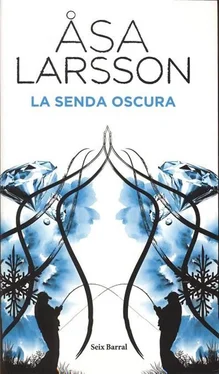 Åsa Larsson La Senda Oscura обложка книги