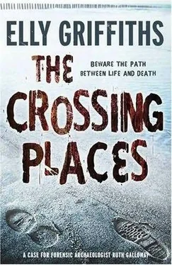 Elly Griffiths The Crossing Places обложка книги