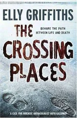 Elly Griffiths - The Crossing Places