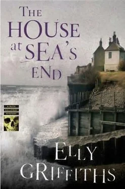 Elly Griffiths The House At Sea’s End обложка книги