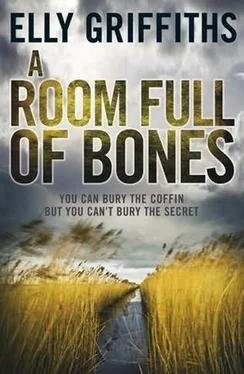 Elly Griffiths A Room Full Of Bones обложка книги