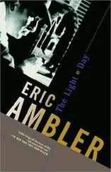 Eric Ambler - The light of day