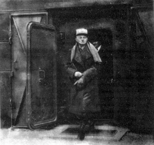 Рис 13 Начальник штаба национальной обороны генерал Максим Вейган покидает - фото 13