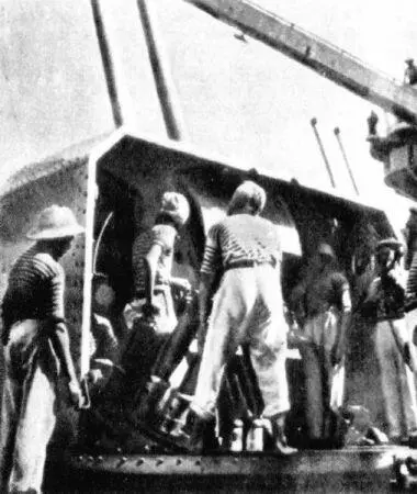 Рис 61 Расчет зенитной артустановки линкора Ришелье Вскоре у оборонявшихся - фото 63