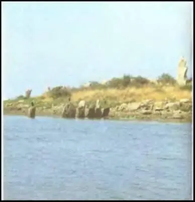 На острове Эр Ланник во французской Бретани менгиры бродят в воде У берегов - фото 45