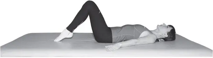 Медленно подтягиваем колени к груди и медленно опускаем ноги на пол в - фото 163