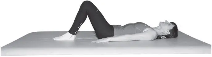 Медленно поднимаем ноги от пола руки медленно приподнимаем от кушетки - фото 165