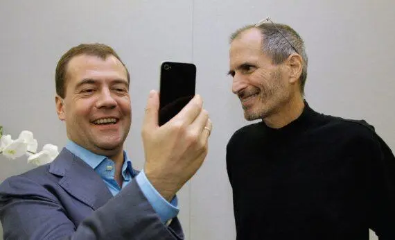 Стив Джобс подарил президенту России Медведеву iPhone 4 2010 В 2000е Джобс - фото 12
