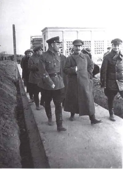 Иосиф Сталин и Матвей Берман слева осматривают строительство канала Москва - фото 3