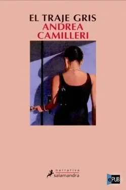 Andrea Camilleri El Traje Gris обложка книги