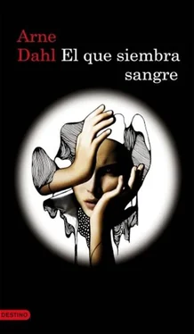 Arne Dahl El que siembra sangre обложка книги