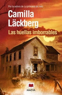 Camilla Läckberg Las huellas imborrables обложка книги