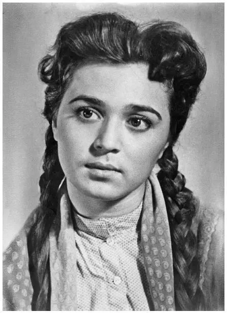 Такой я поступала в ГИТИС 1955 год Я обратилась за помощью к Георгию Павловичу - фото 12