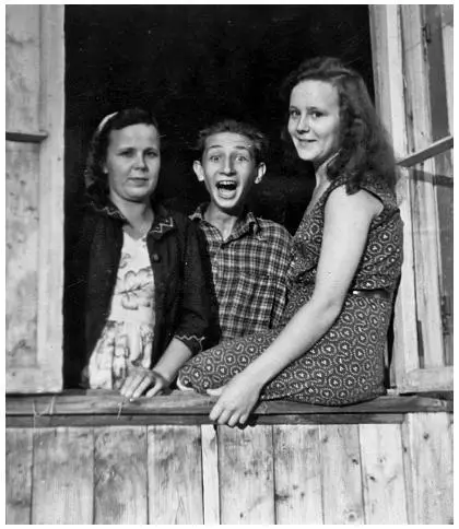 На фото с Раисой Иосифовной и Валентиной Пашковскими Ашукино 1950 год - фото 17