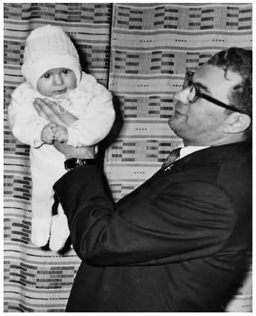 Эмиль Кио с нашим сыном Эмильчиком 1967 год Через месяц прилетел Эмиль и - фото 34