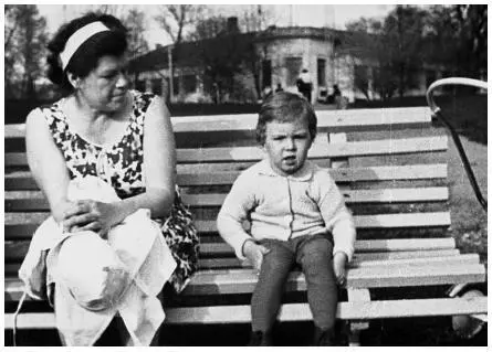 Маруся с Эмильчиком на лечении в литовском городе Друскининкае 1967 год Мы - фото 35