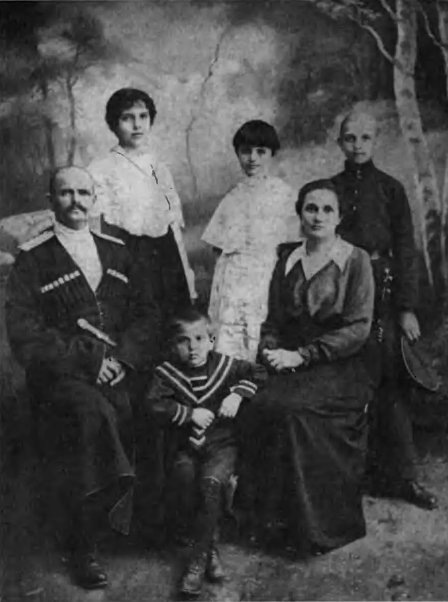 Командир 1го Лабинского полка полковник П С Абашкин с семьей 1917 г - фото 23