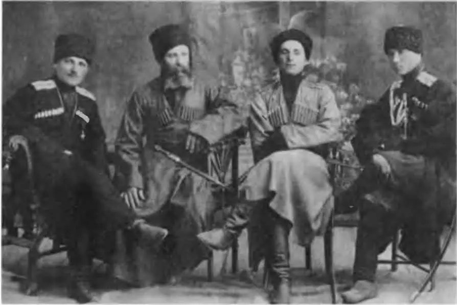Казак И Г Елисеев второй слева с сыновьями Слева хорунжий 3го Кавказского - фото 25