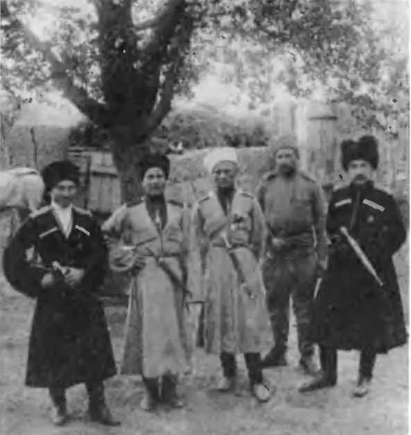 Офицеры и казаки 1го Лабинского полка 1915 г Обоз казачьего полка - фото 26