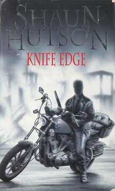 Shaun Hutson Knife Edge обложка книги