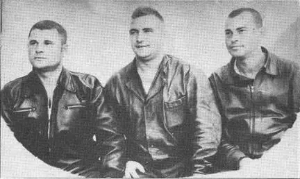 Р Валькович Ф Федотов и В Молошный после боя с Метеорами 2 октября 1952 - фото 78