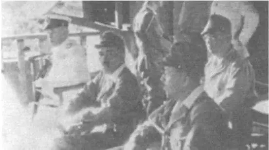 Ямамото в Рабауле апрель 1943 г Ямамото осматривает поднятую со дна - фото 16