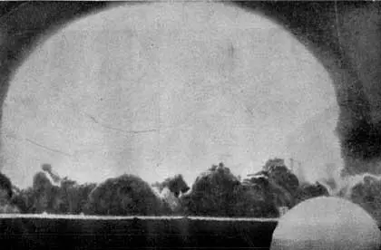 Фотография снятая в момент взрыва бомбы с расстояния в 6 миль Диск в нижнем - фото 38